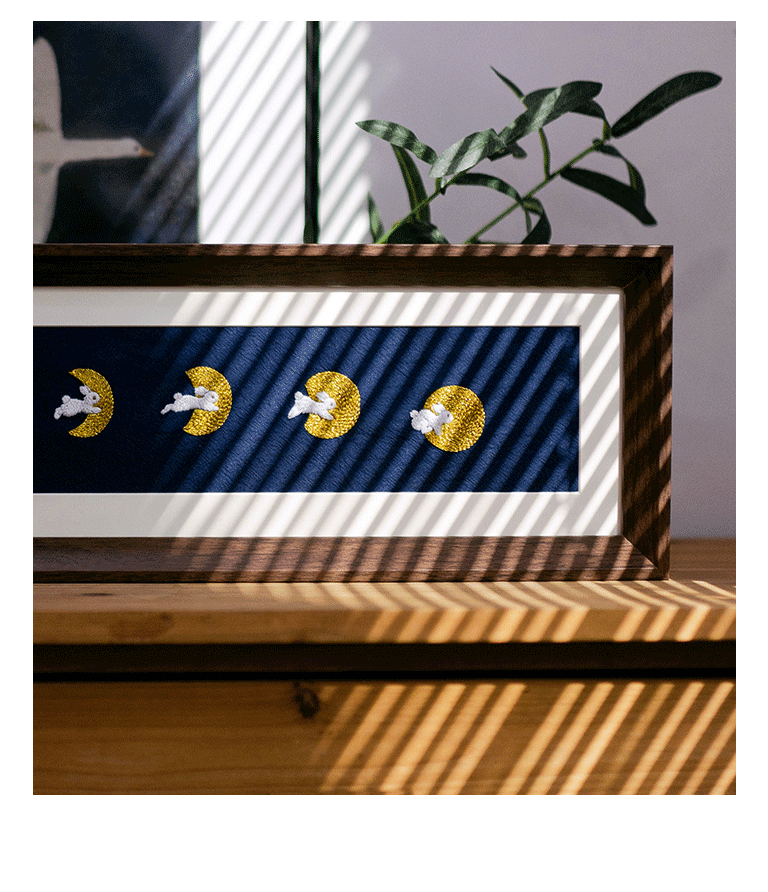 インテリア雑貨 月に憩う白うさぎ 刺繍アート