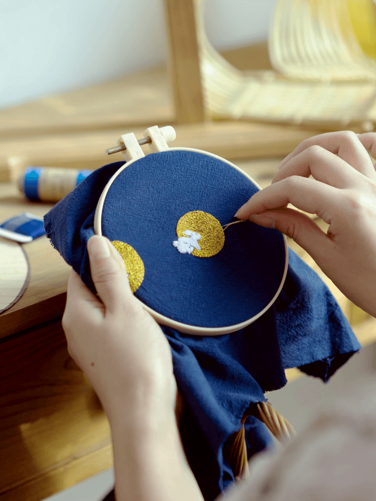 インテリア雑貨 月に憩う白うさぎ 刺繍アート