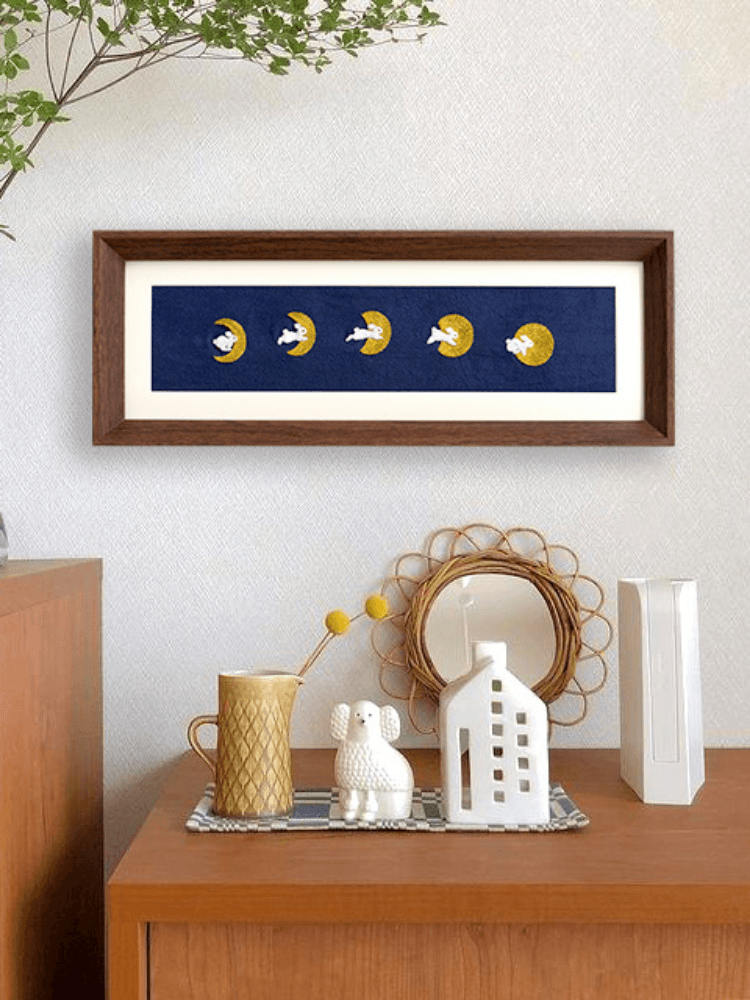 インテリア雑貨 月に憩う白うさぎ 刺繍アート